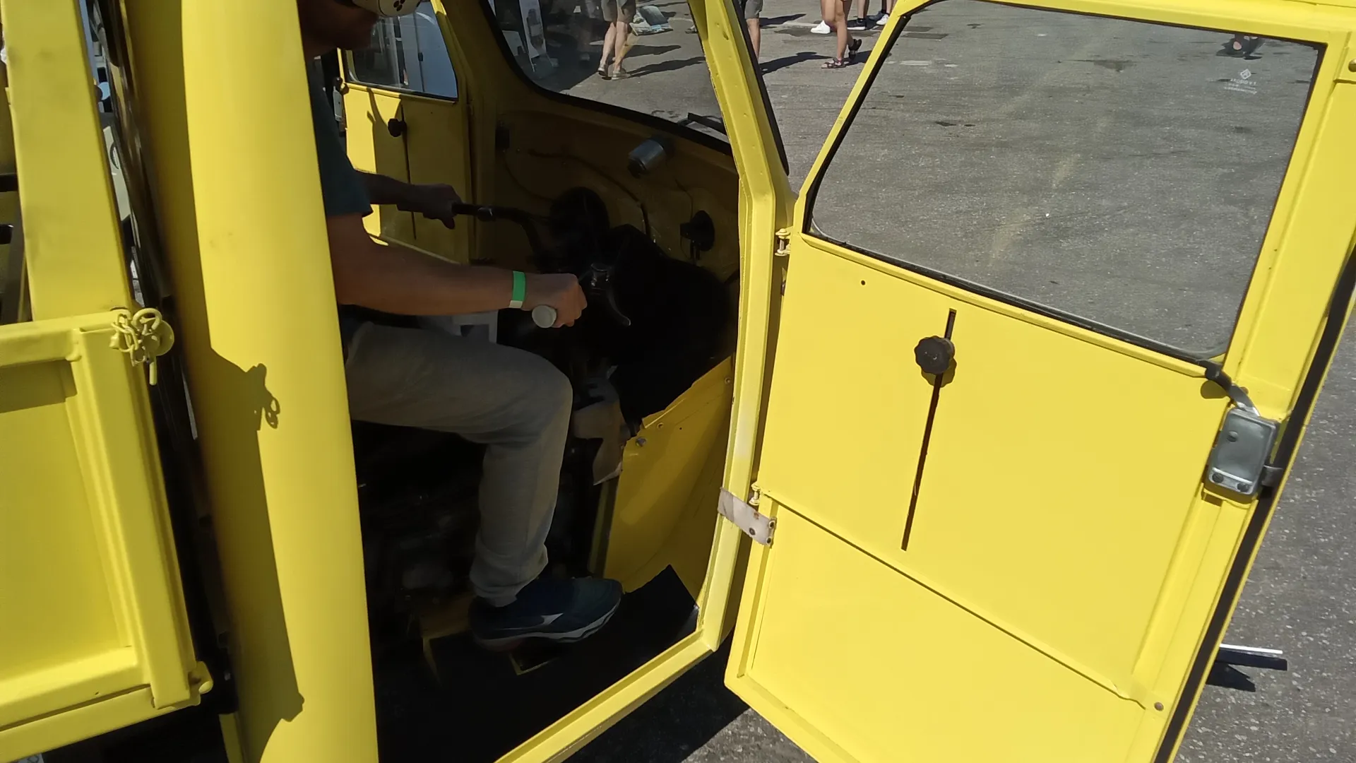 Il motore Serie V introduce cinque marce avanti più retromarcia e raffreddamento forzato.