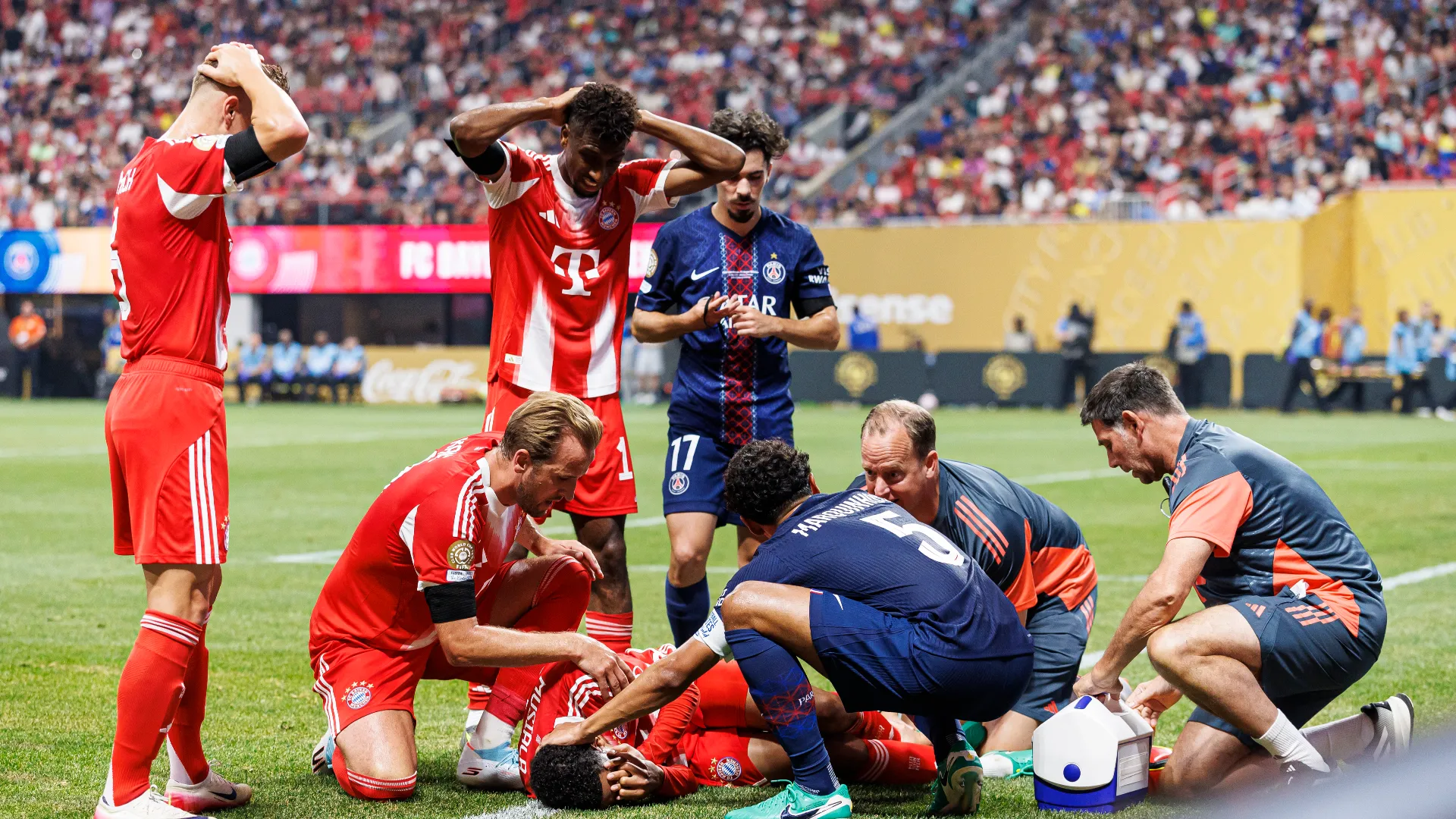 .... mentre diversi giocatori di PSG e Bayern sono rimasti accanto a Musiala... 