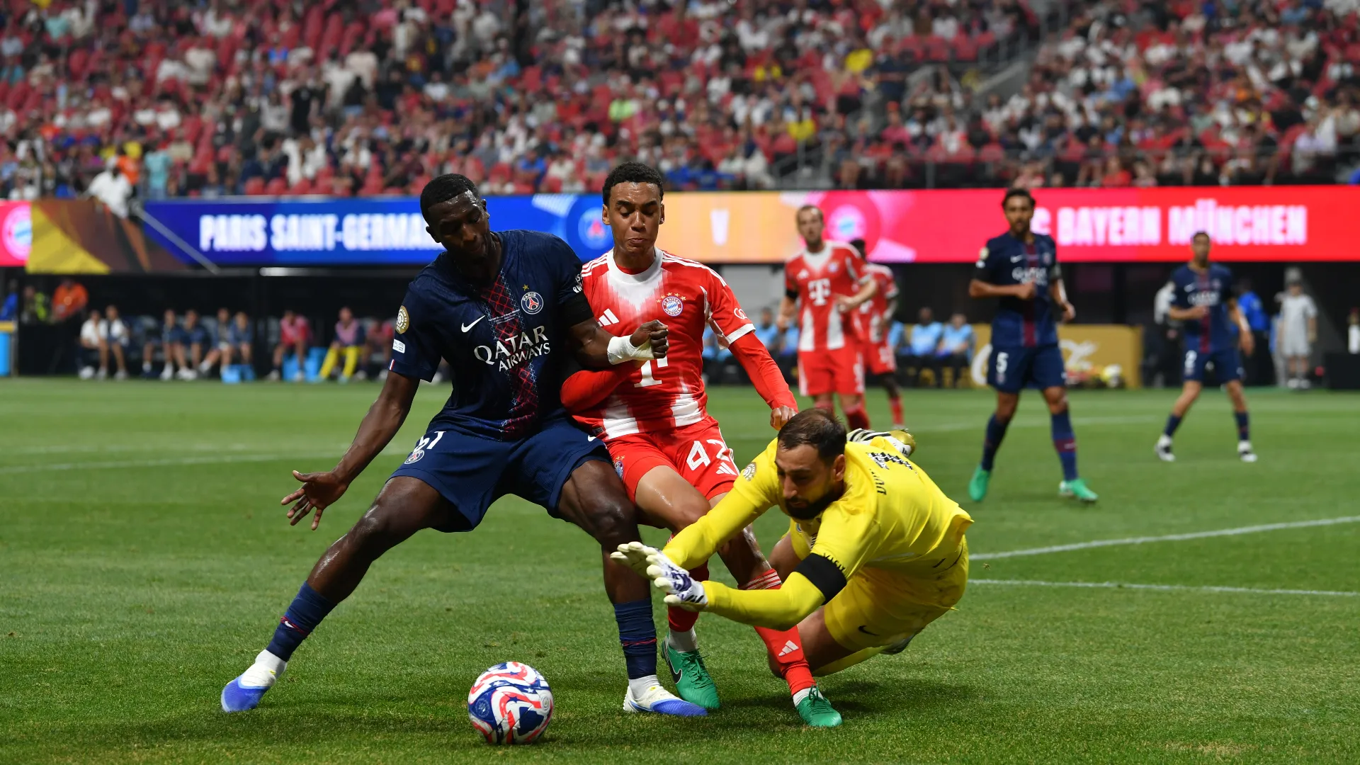 Tremendo l'impatto con l'incolpevole portiere del PSG Donnarumma... 