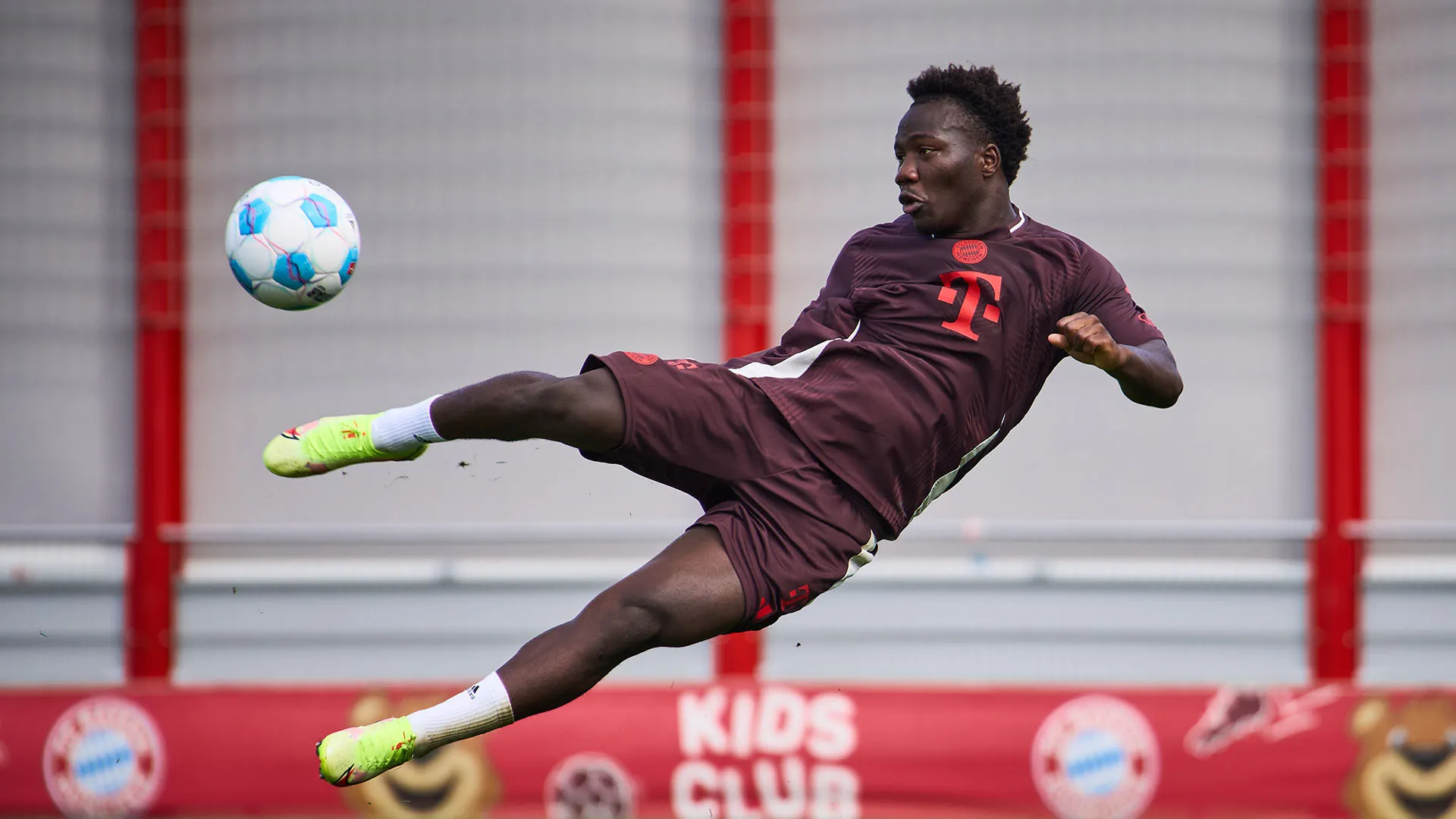 L'attaccante australiano è arrivato al Bayern Monaco nel 2023 ma non è mai sceso in campo con la prima squadra del club tedesco