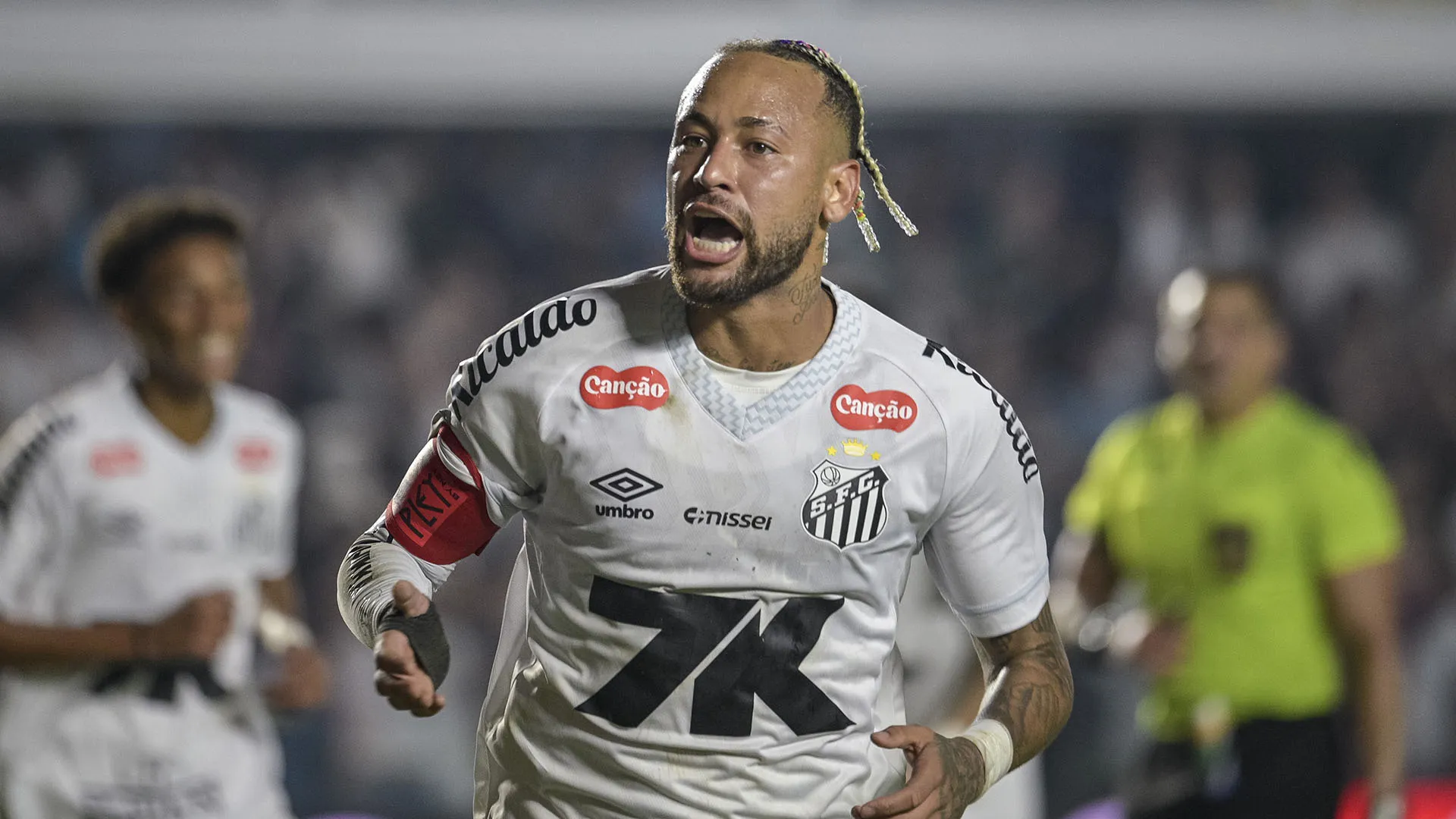 Impossibile non notare le nuove treccine sfoggiate dal brasiliano durante Santos-Flamengo
