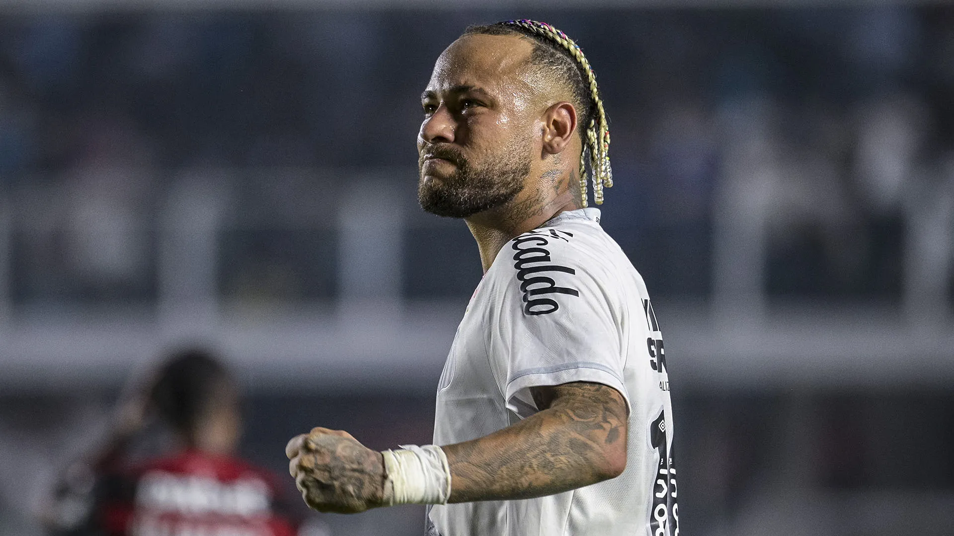 Neymar ha optato per delle treccine spesse e bianche
