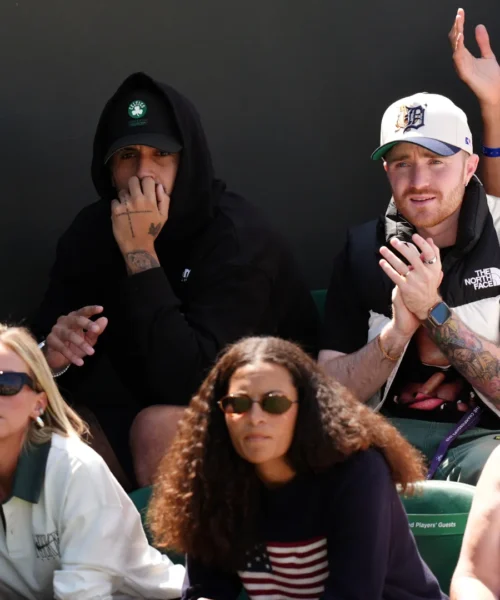 Ospite speciale a Wimbledon: si presenta tutto coperto sfidando il caldo. Foto