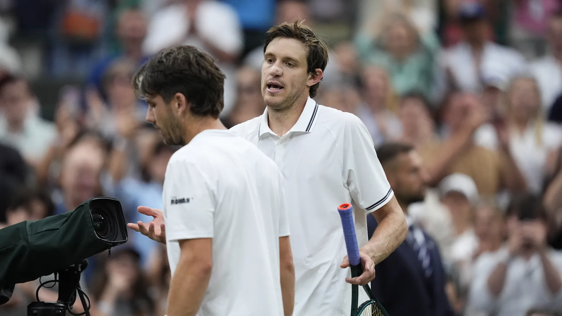Al termine della partita il tennista cileno si è lamentato con il suo avversario e con l'arbitro
