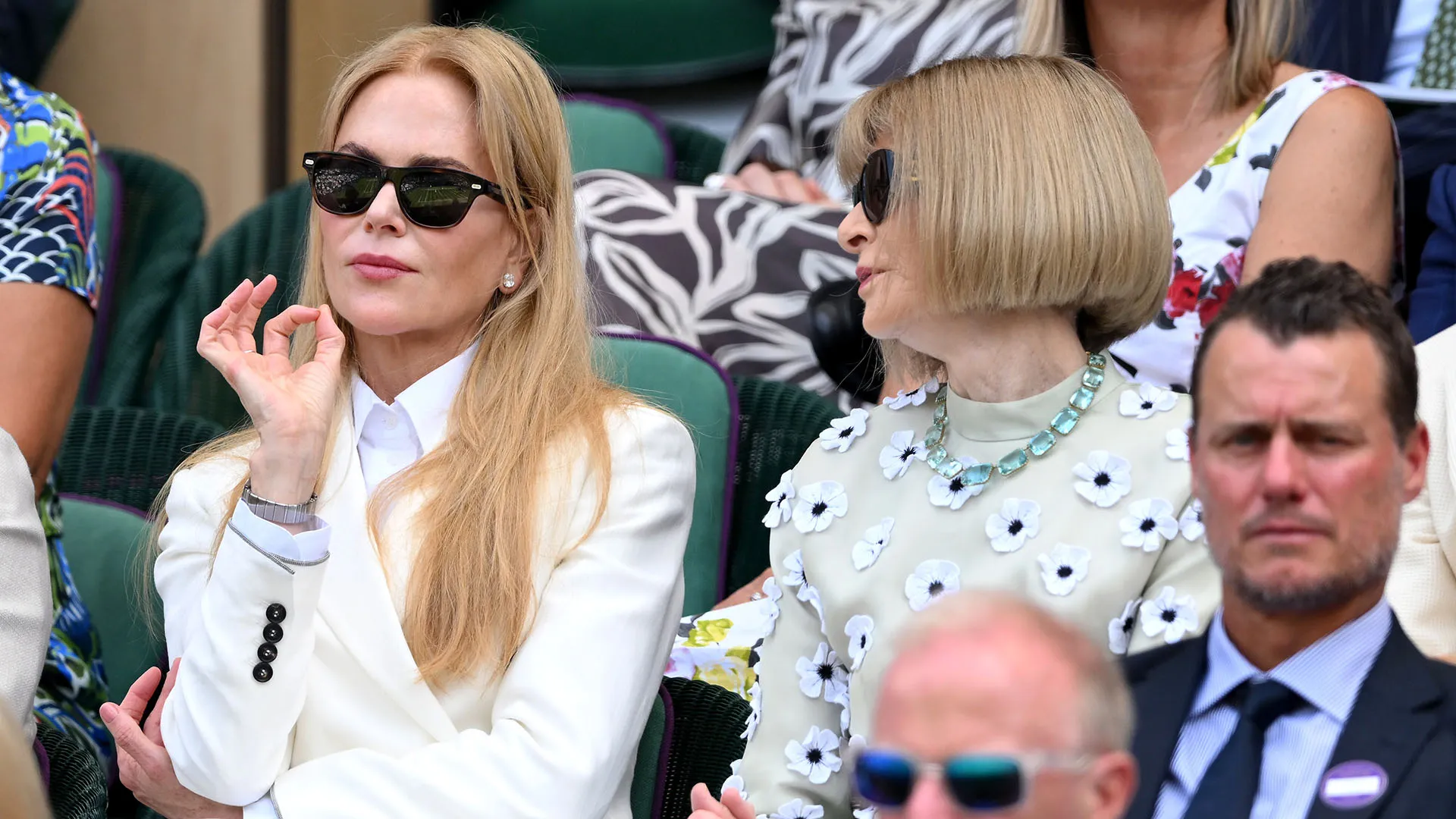 Ecco l'attrice mentre scambia qualche parola con la giornalista Anna Wintour