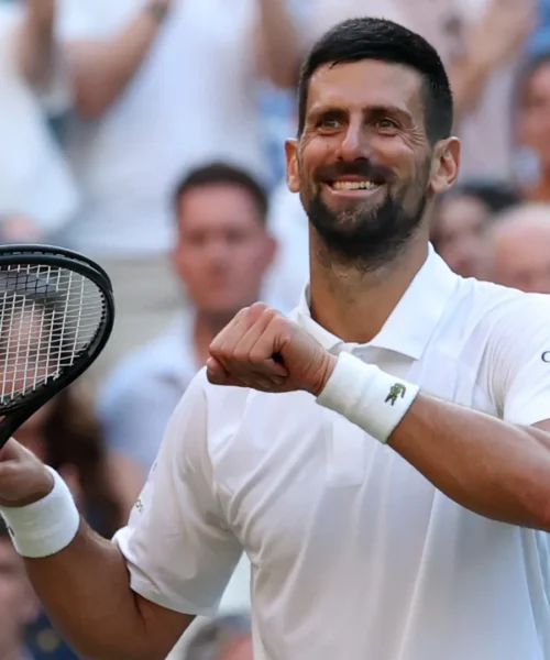 Wimbledon: Djokovic rimonta Cobolli e raggiunge Sinner in semifinale