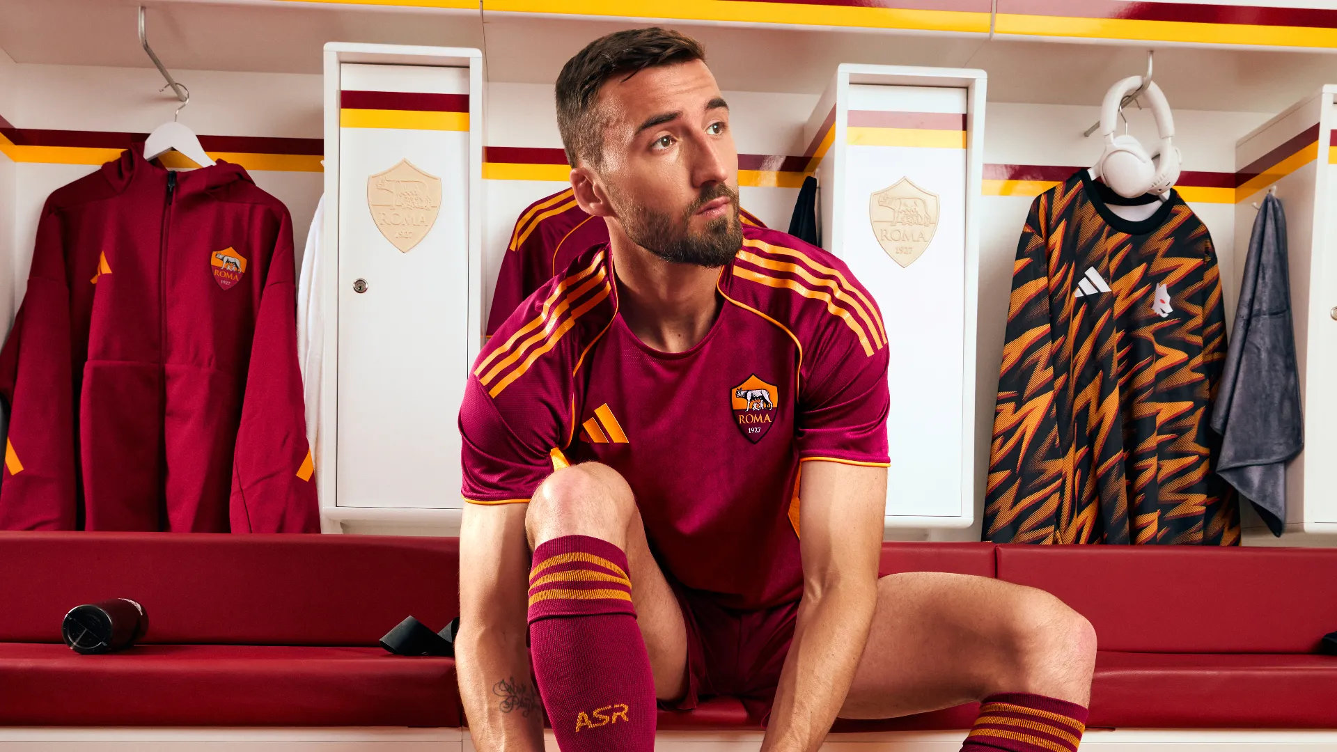 Sono stati rivisitati in chiave moderna elementi grafici e design delle maglie del passato più amate
