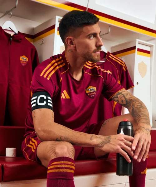 Un salto nel passato con la nuova maglia della Roma: le foto