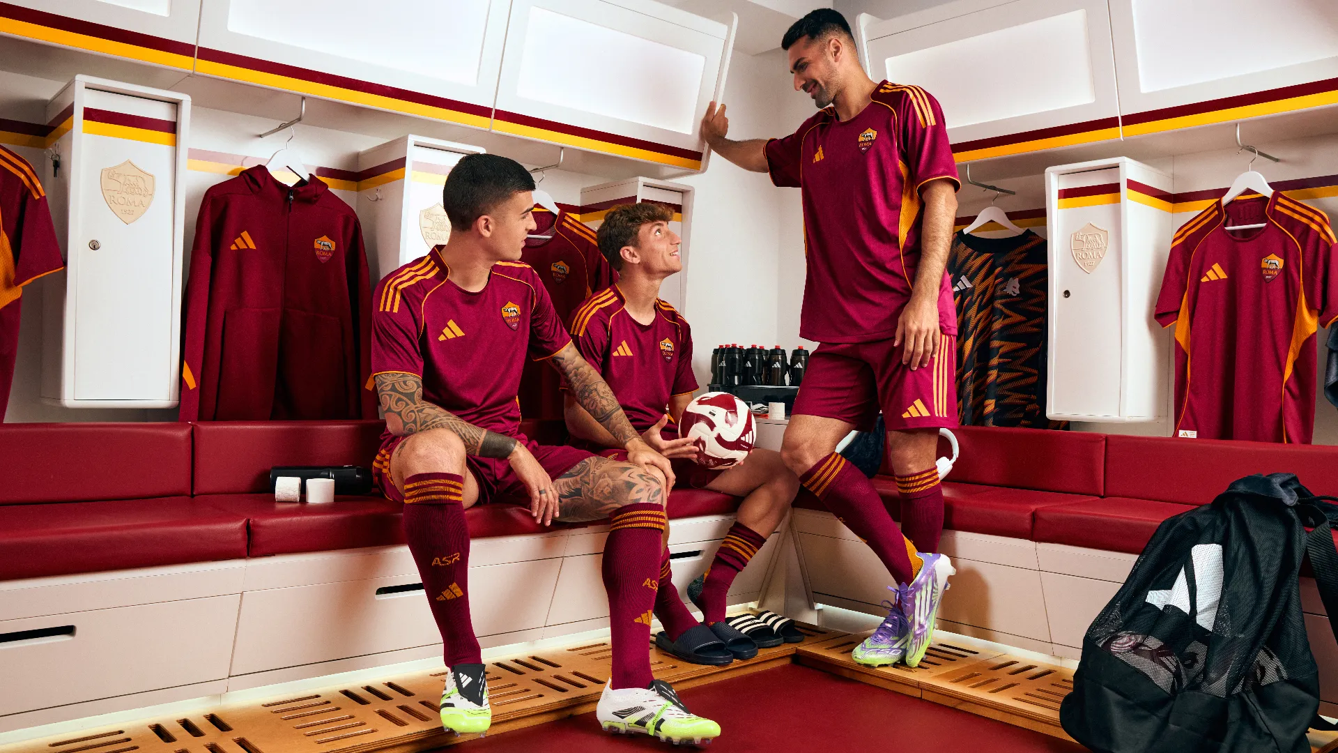 Adidas e AS Roma hanno presentato il nuovo Kit Home per la stagione 2025/26