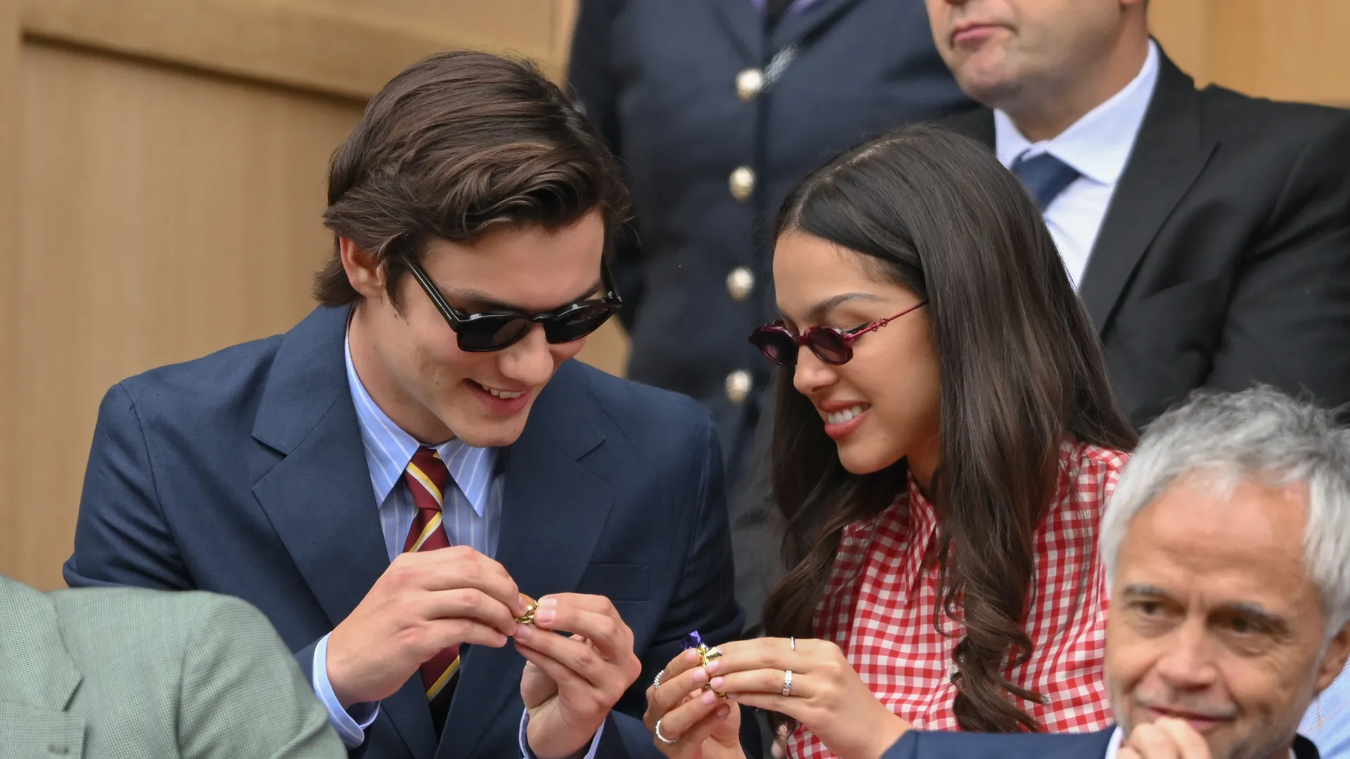 Olivia Rodrigo e Louis Partridge hanno sfidato la pioggia pur di assistere al torneo di Wimbledon