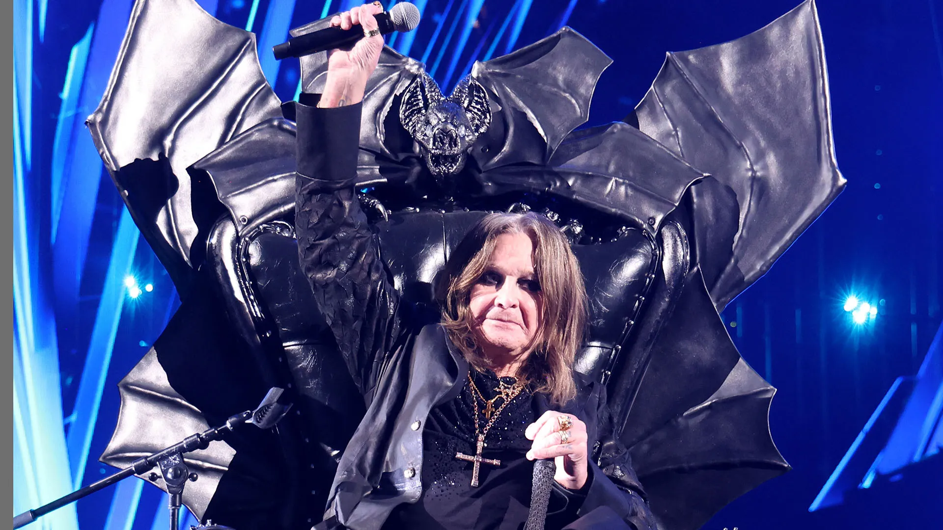 "L'Aston Villa è profondamente addolorato nell'apprendere della morte della rockstar di fama mondiale e nostro tifoso, Ozzy Osbourne"