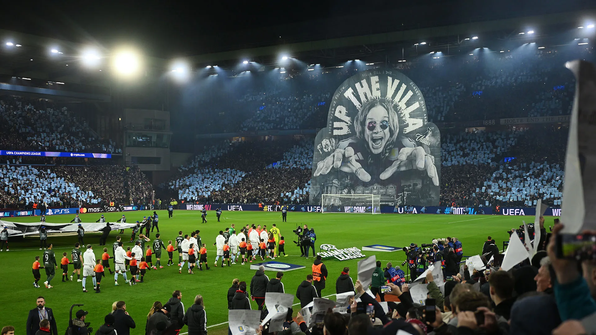 Mesi fa, durante una partita di Champions League, l'Aston Villa aveva omaggiato il grande cantante