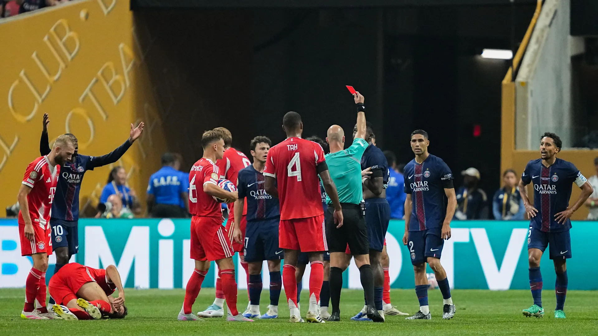 L'arbitro ha ovviamente espulso Pacho, che è uscito dal campo al minuto 82
