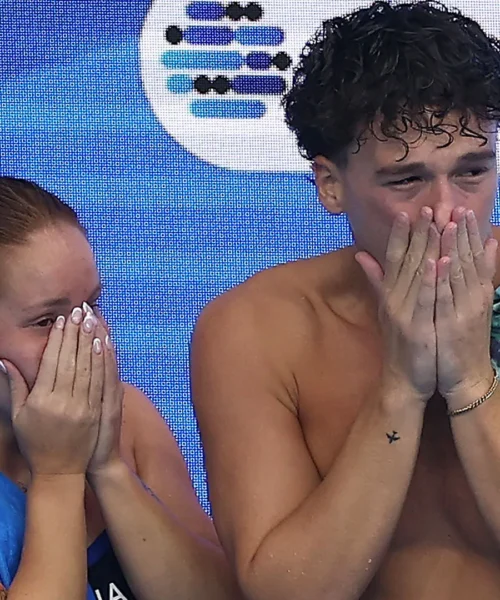 Gioia incontrollabile e lacrime per i due tuffatori dopo la vittoria: le foto