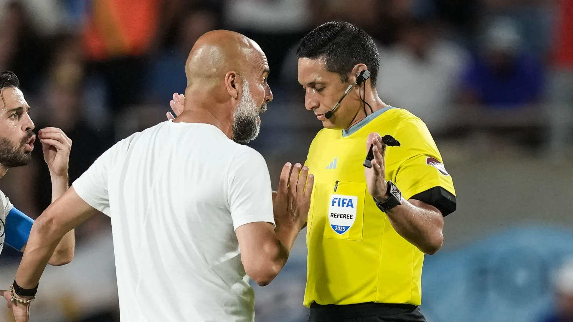 Le immagini del gesto di Guardiola hanno fatto il giro del web
