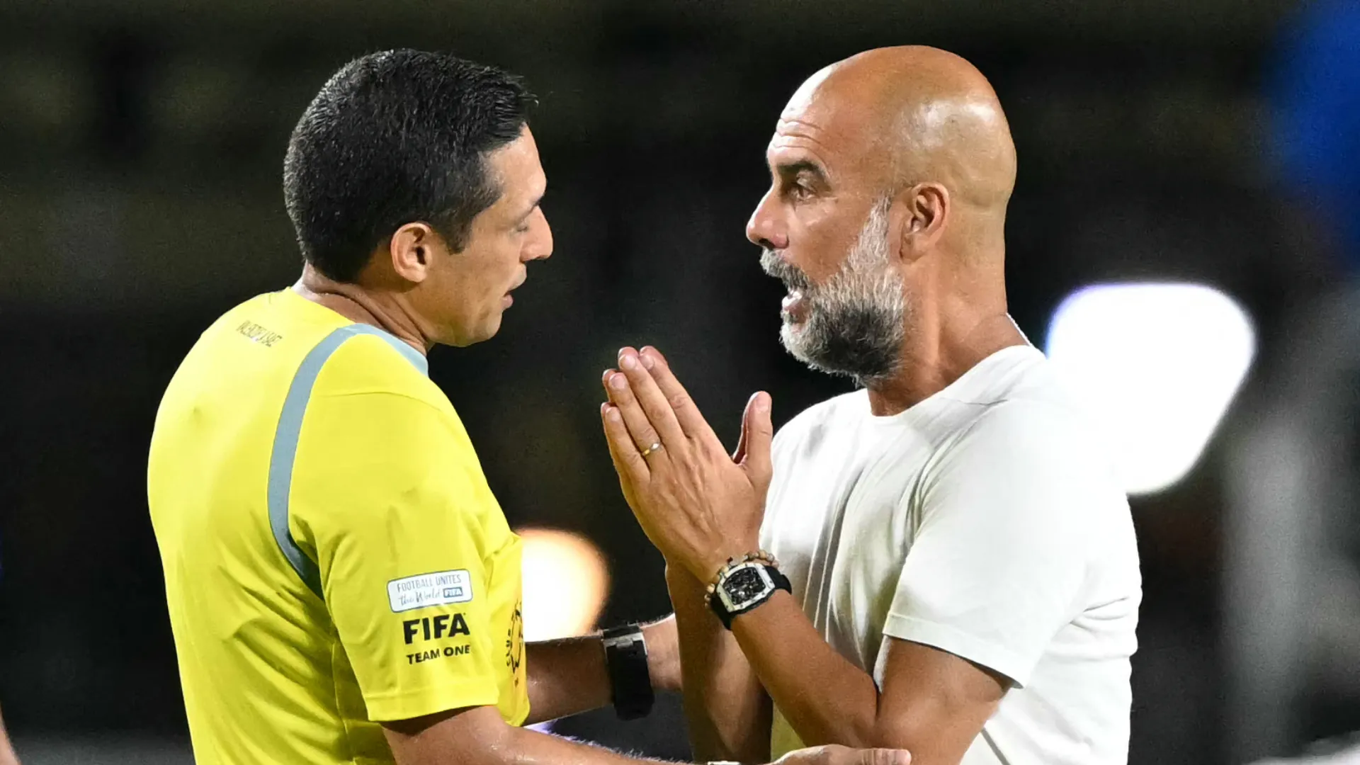 Evidentemente non gli è piaciuta la gestione della partita da parte dell'arbitro
