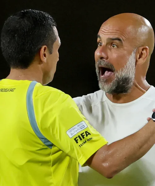 Faccia a faccia con l’arbitro: il gesto di Guardiola scatena le polemiche. Foto