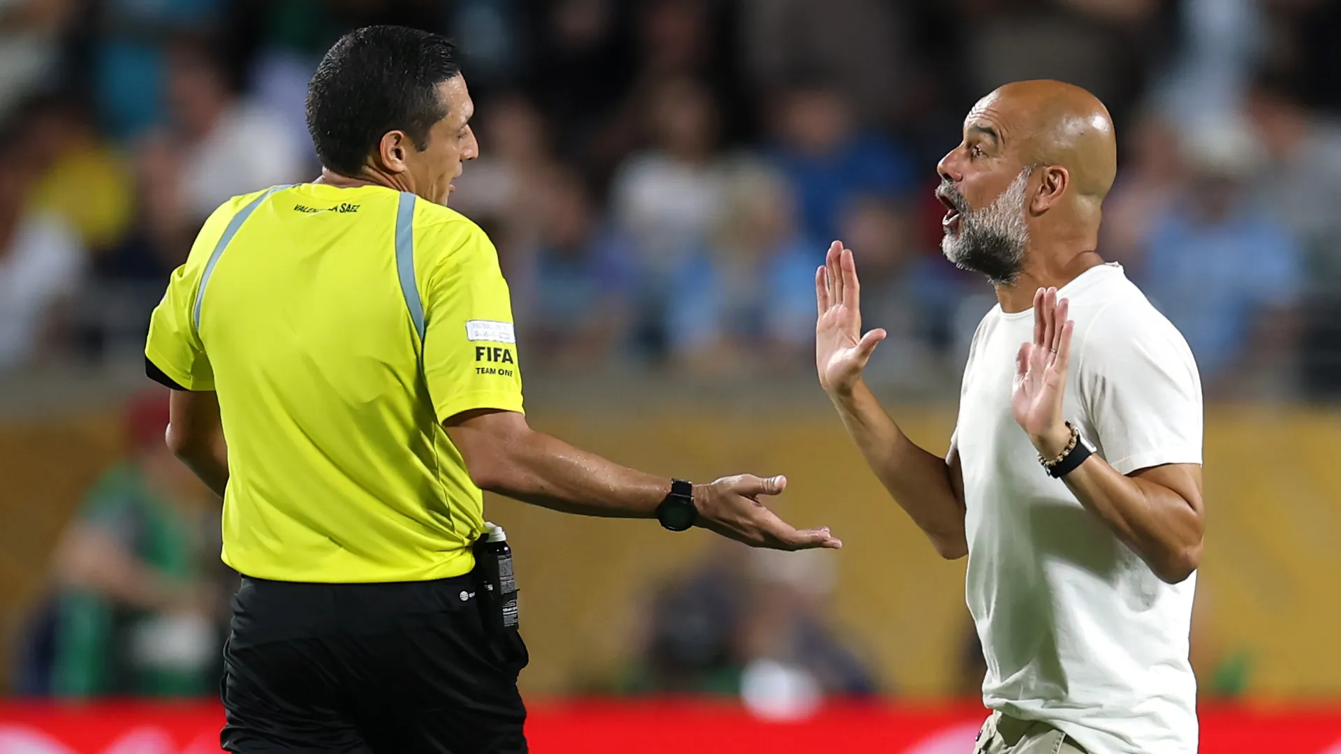 Il tecnico è arrivato faccia a faccia con il direttore di gara

