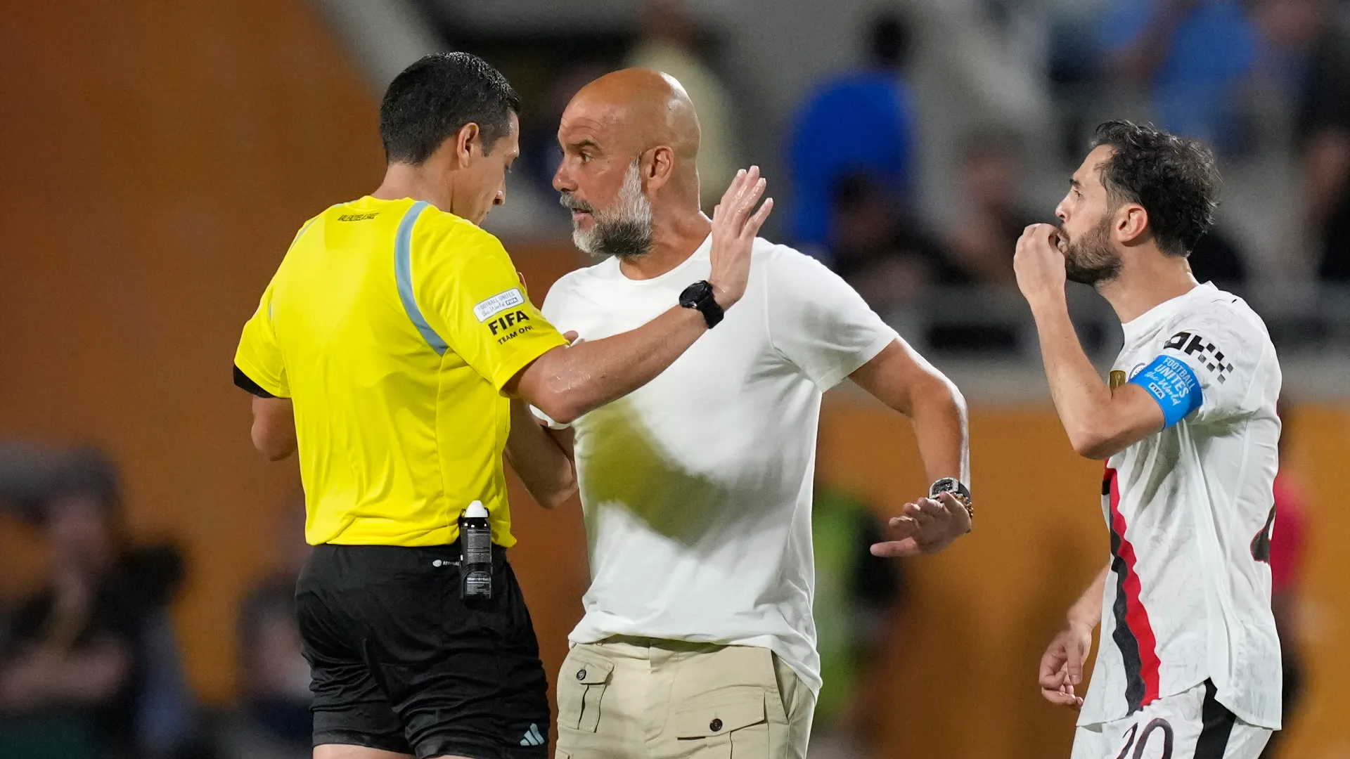 Al termine di Al Hilal-Manchester City, Guardiola ha affrontato l'arbitro
