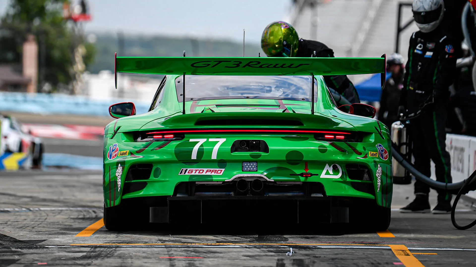 È una vettura derivata dalla Porsche 911 di serie ma profondamente modificata per le competizioni endurance
