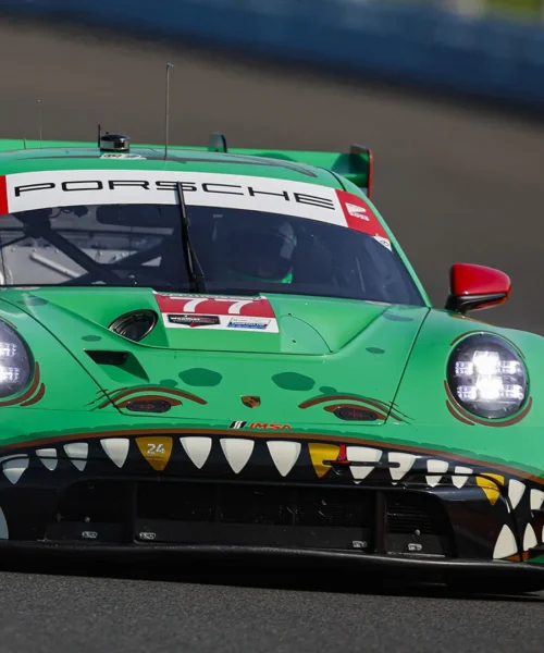 Questo dinosauro sfreccia a 300 km/h: le immagini di una super auto