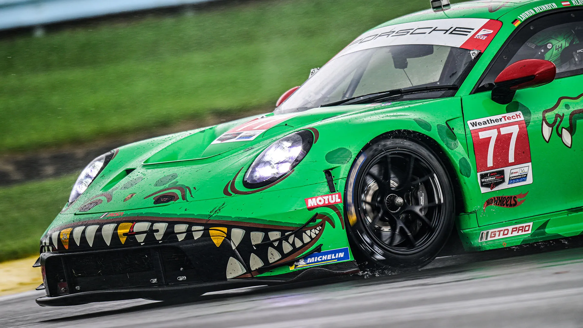 Grazie al lavoro del team, la Porsche 911 GT3 R (992) è in grado id raggiungere i 295 km/h 
