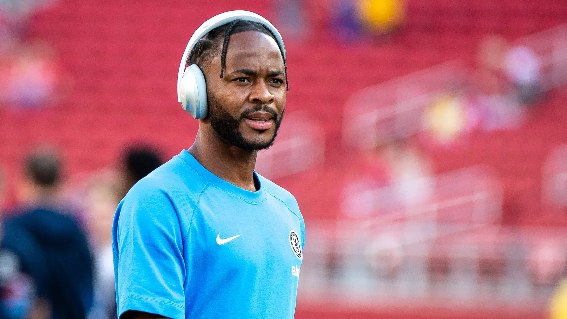 Il Chelsea chiede 20 milioni di euro per liberare Sterling ma preoccupa lo stipendio
