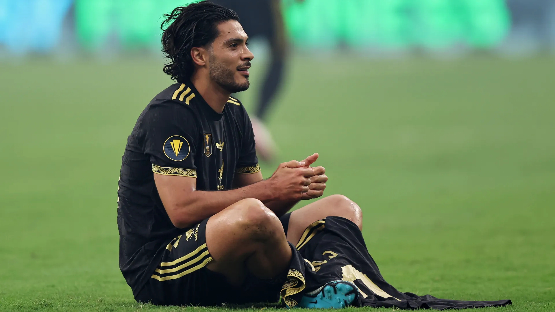 Sulle gambe di Raul Jimenez una maglia del portogallo con il nome di Diogo Jota