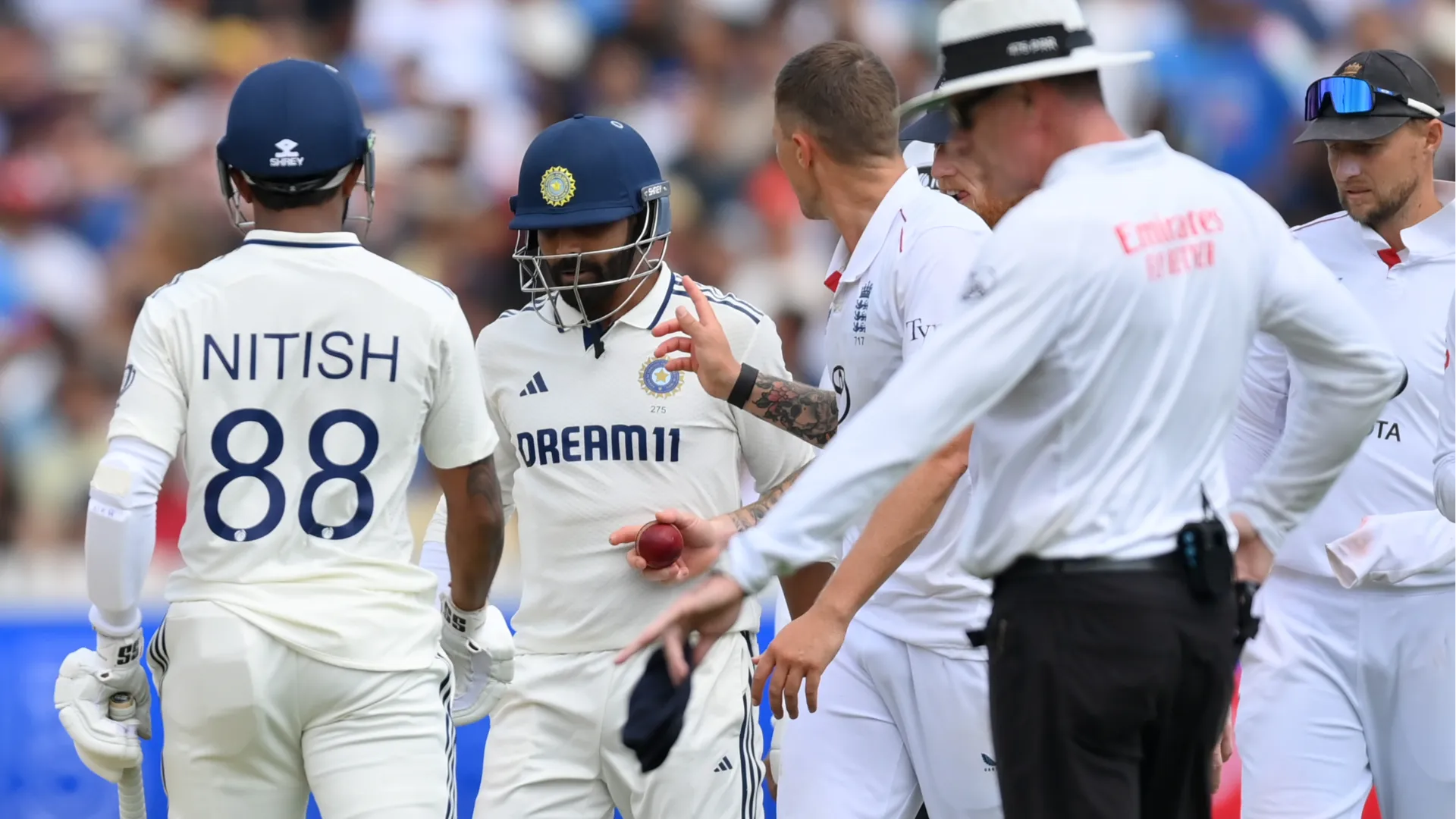 Brydon Carse non la pensava ugualmente e l'ha ribadito anche a Ravindra Jadeja
