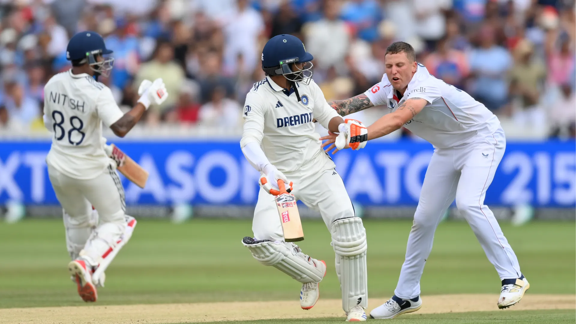 Ravindra Jadeja si è immediatamente girato contro Brydon Carse