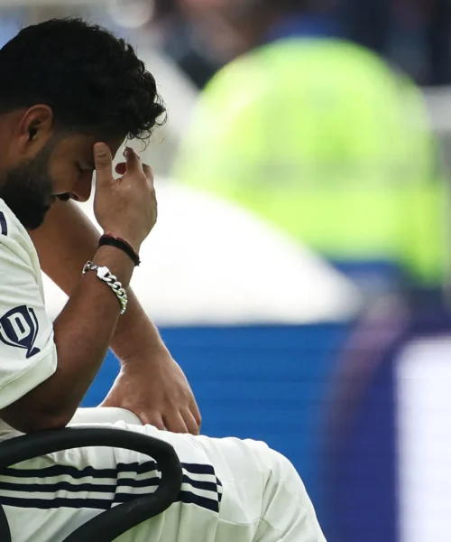 Piede fratturato, il campione abbandona il campo in lacrime: le foto