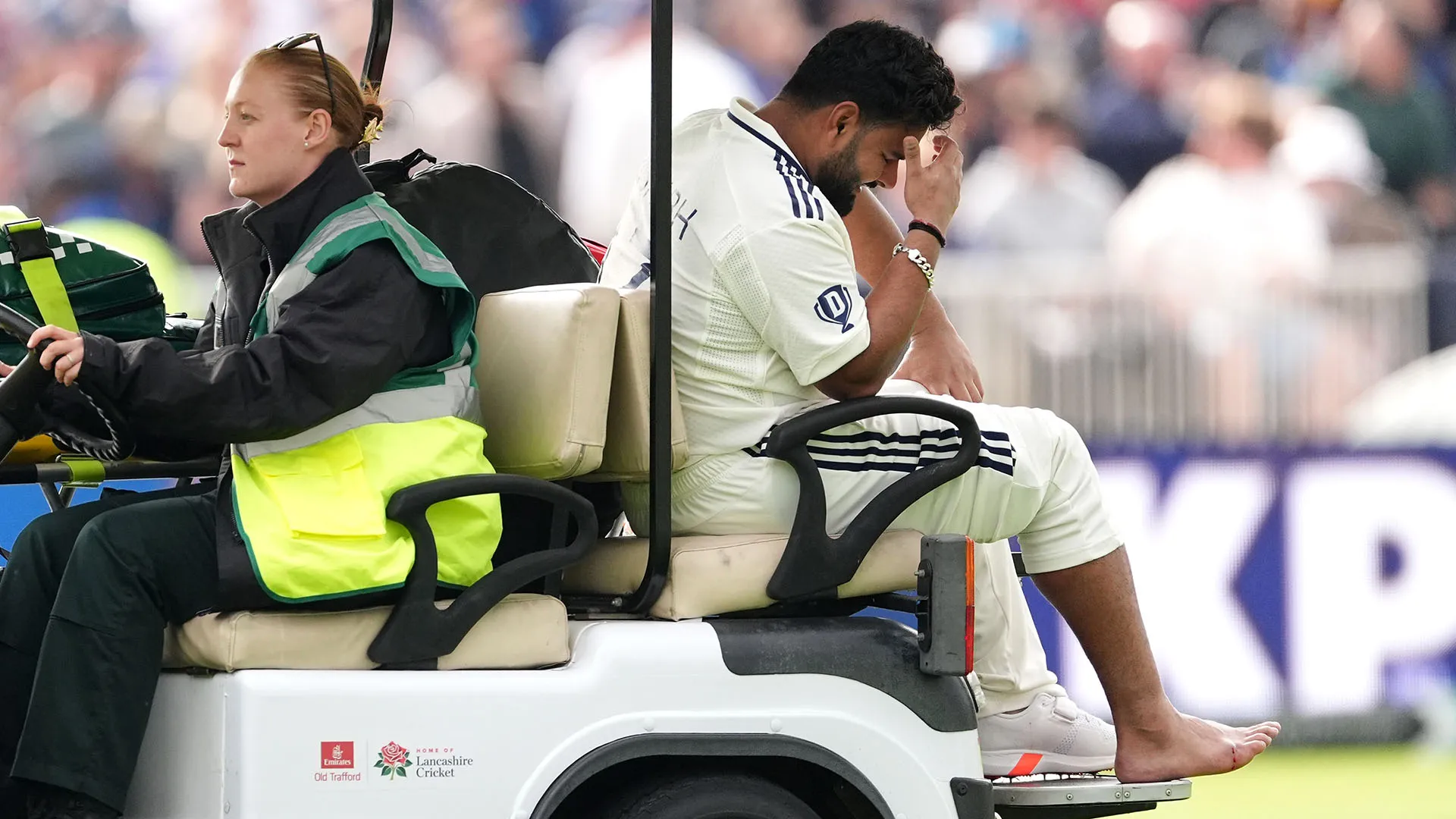 Il campione si è poi coperto il volto per nascondere le lacrime