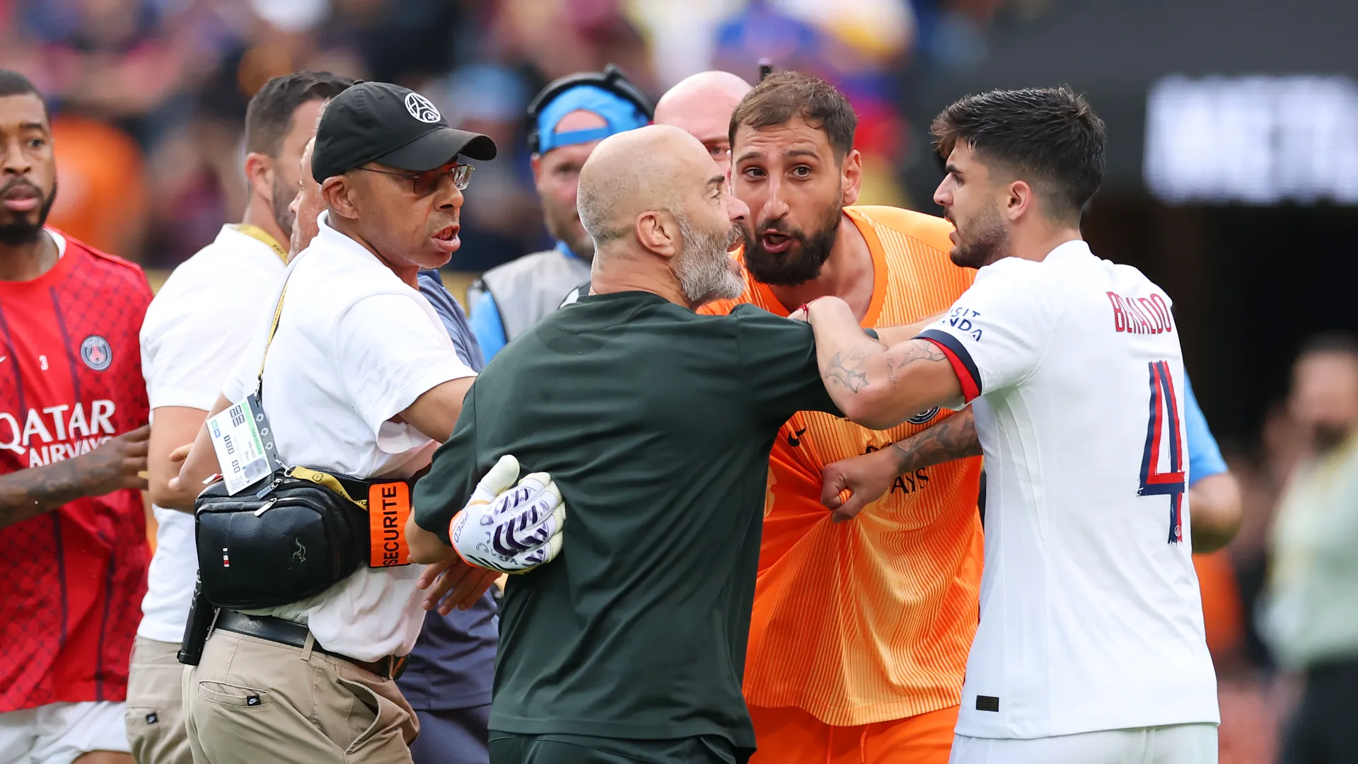 Al triplice fischio Donnarumma ha discusso animatamente con vari avversari

