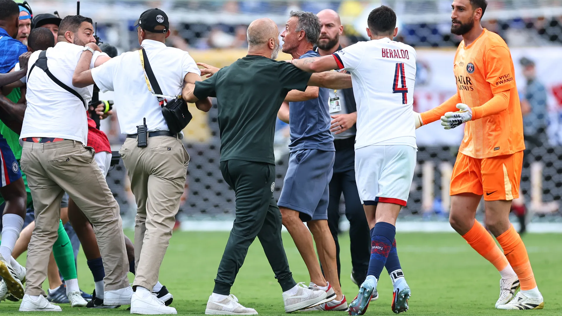 Luis Enrique è stato poi portato via da alcuni suoi collaboratori
