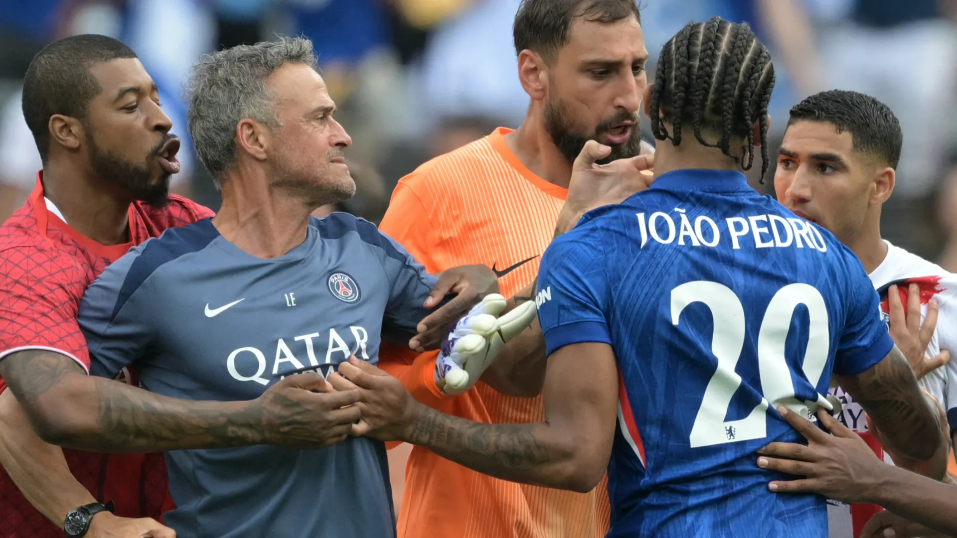 Coinvolto anche Luis Enrique: l'allenatore se l'è presa con João Pedro

