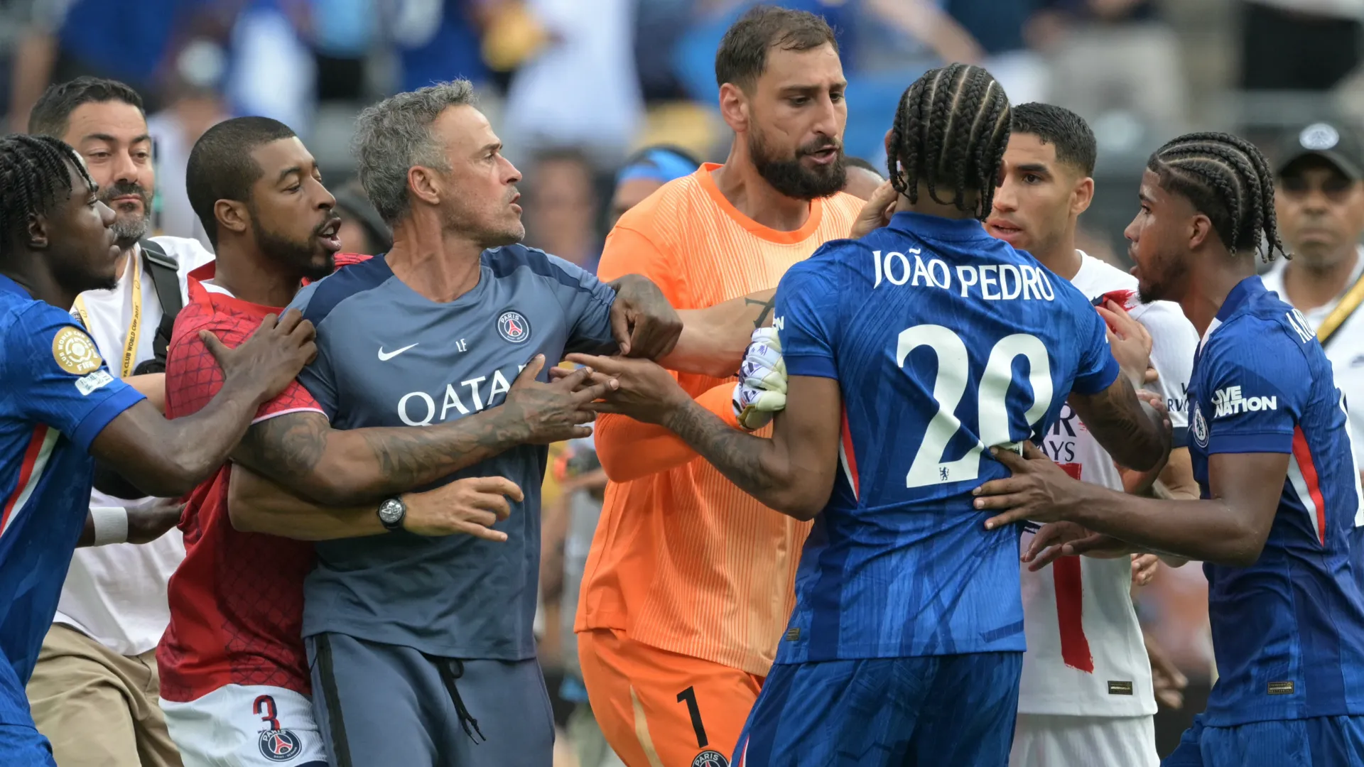 Nelle immagini si vede chiaramente il tecnico che colpisce il giocatore del Chelsea
