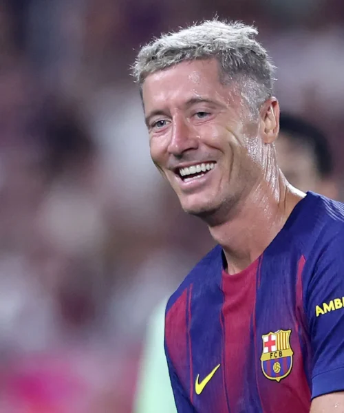 Robert Lewandowski tentato da una montagna di soldi: le immagini