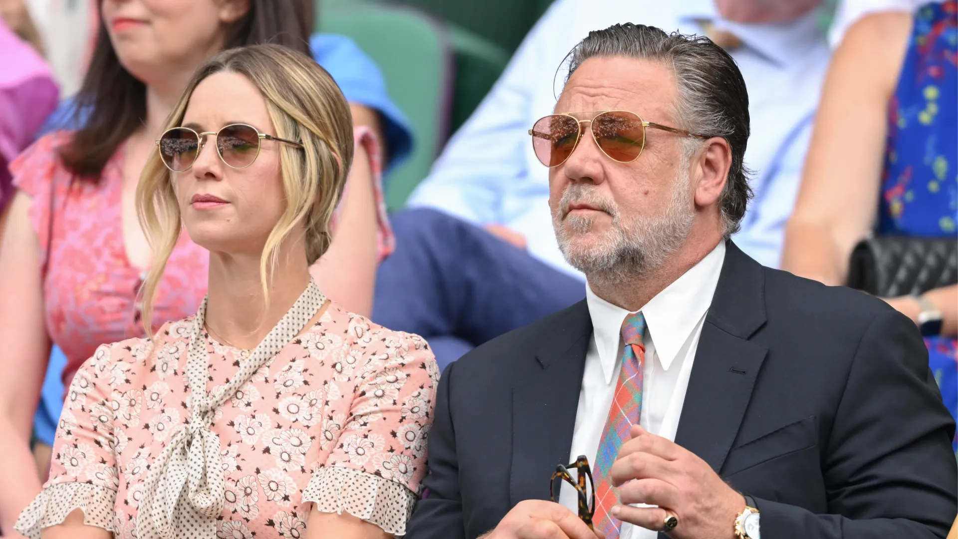 Russell Crowe si è accomodato in tribuna al fianco della fidanzata Britney Theriot
