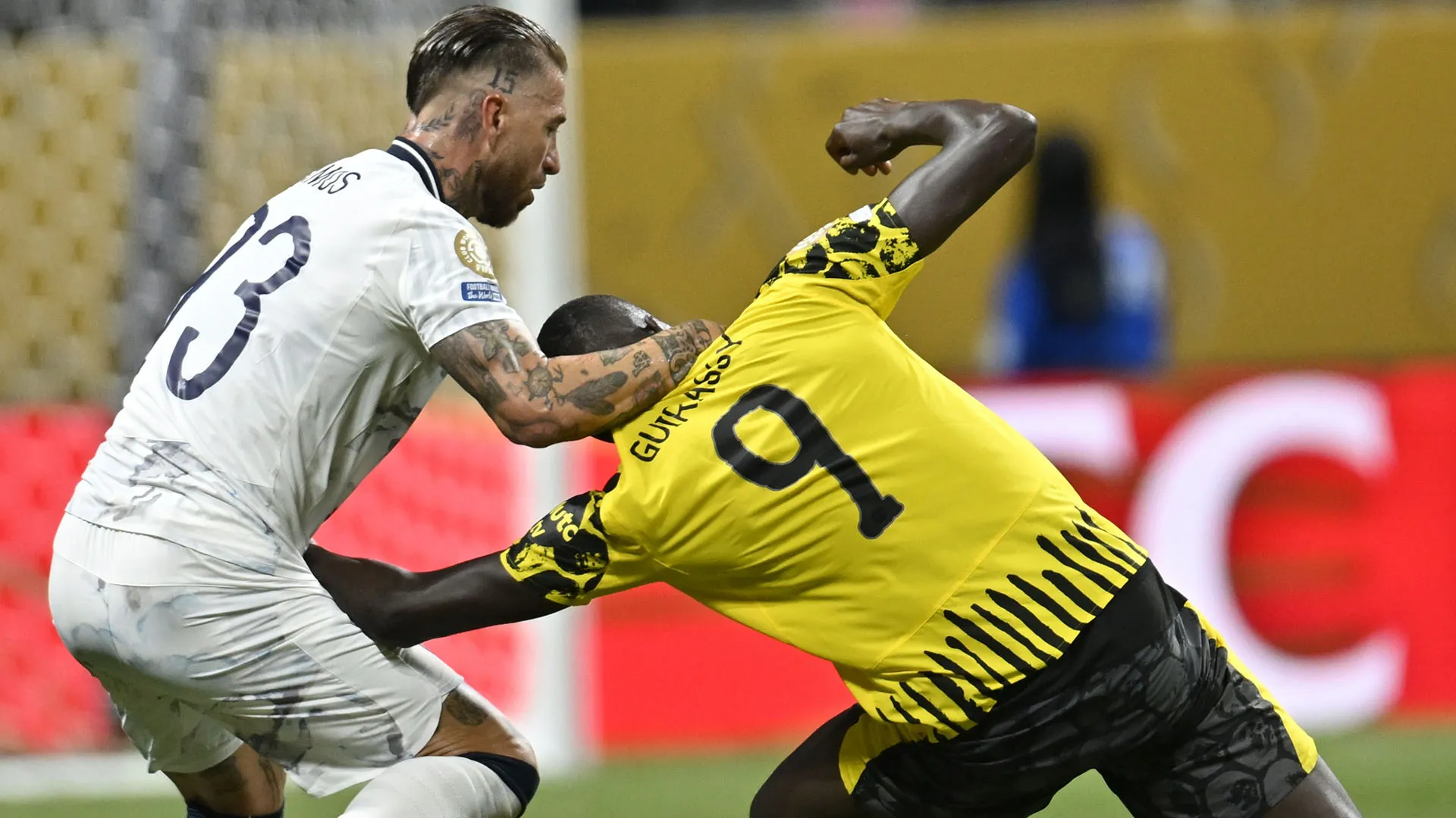 Battaglia senza tregua: le foto dello scontro Sergio Ramos-Guirassy
