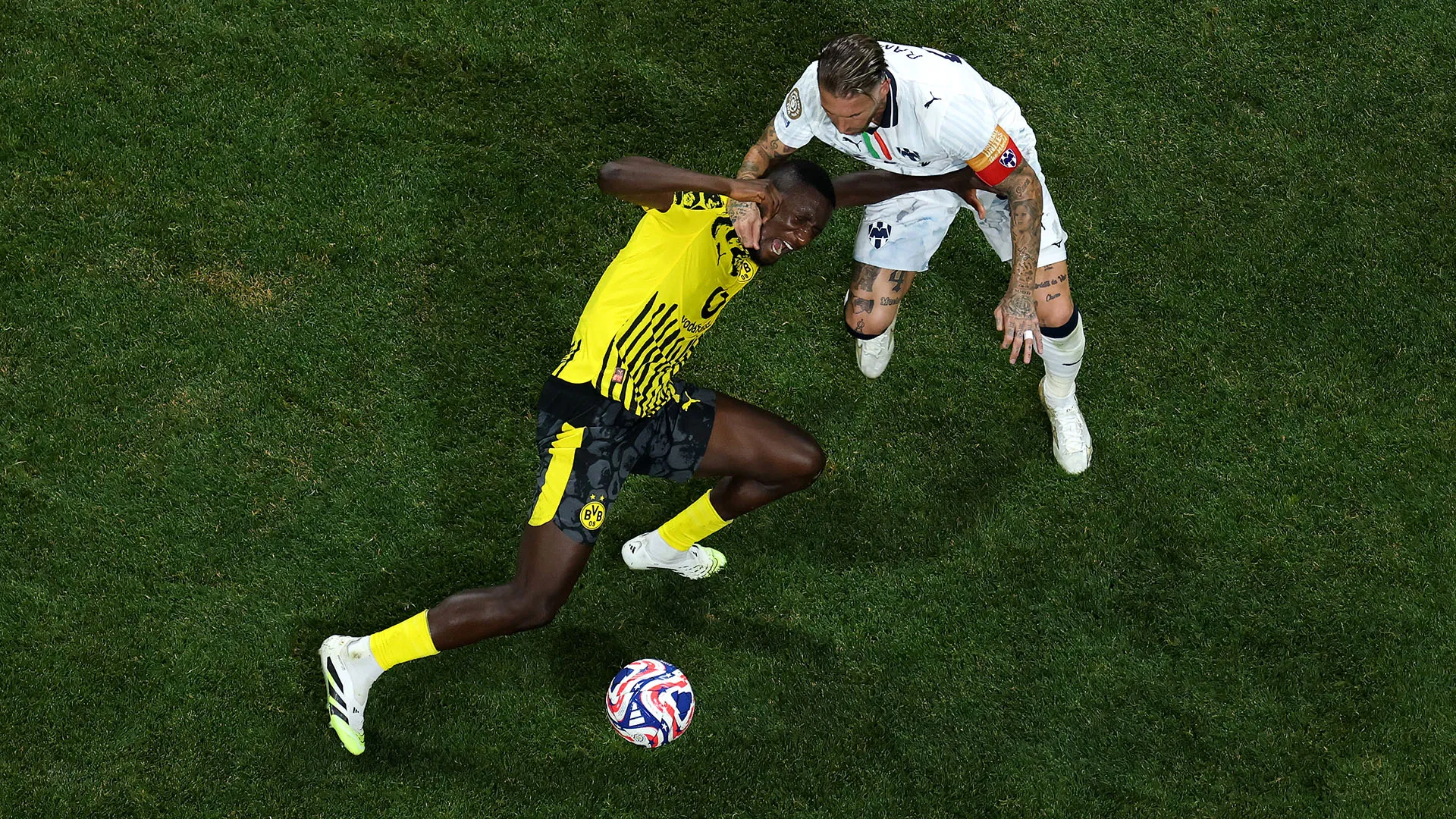 Grandi duelli durante la sfida tra Monterrey e Borussia Dortmund ad Atlanta
