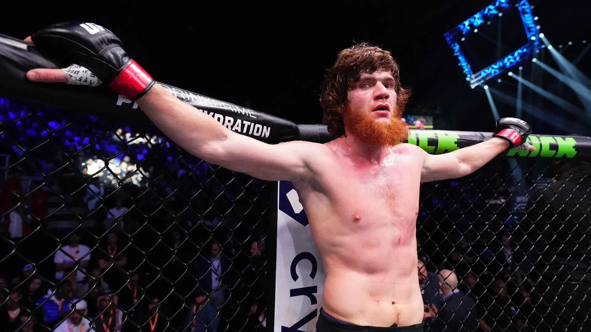 Il campione ha subito un colpo all'occhio durante una sessione di sparring in Thailandia
