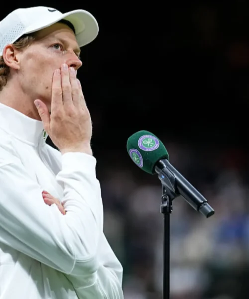 Jannik Sinner non festeggia la qualificazione ai quarti di finale di Wimbledon