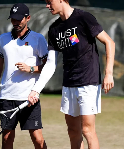 Jannik Sinner, allenamento speciale con una protezione al gomito