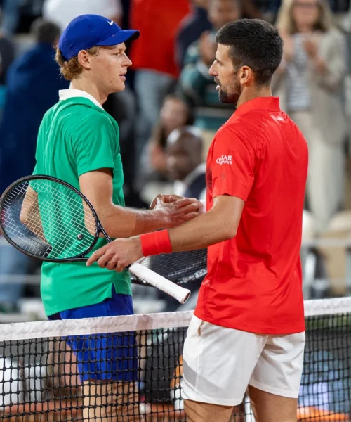 Jannik Sinner vuole la prima gioia sull’erba contro Novak Djokovic