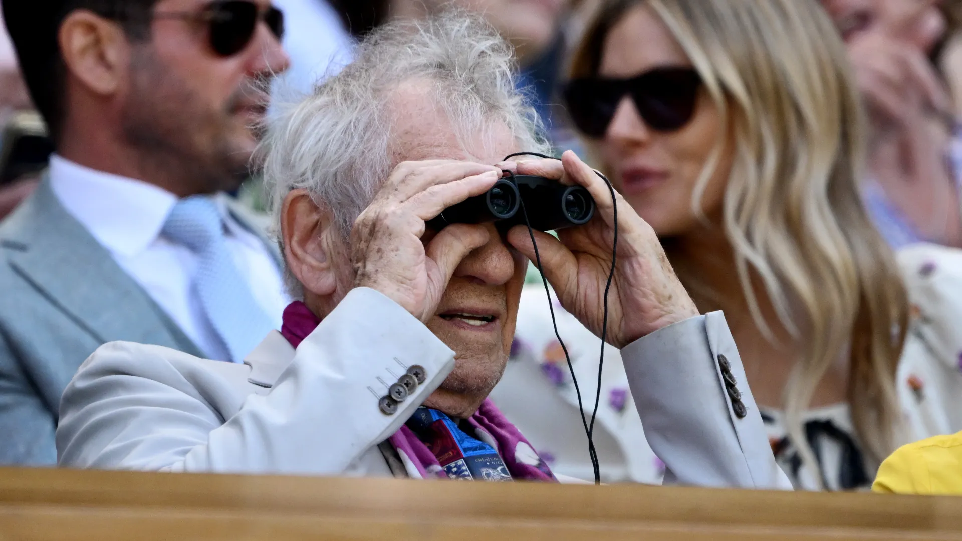 Sir Ian Murray McKellen si è presentato con un binocolo per vedere meglio le gesta dei tennisti
