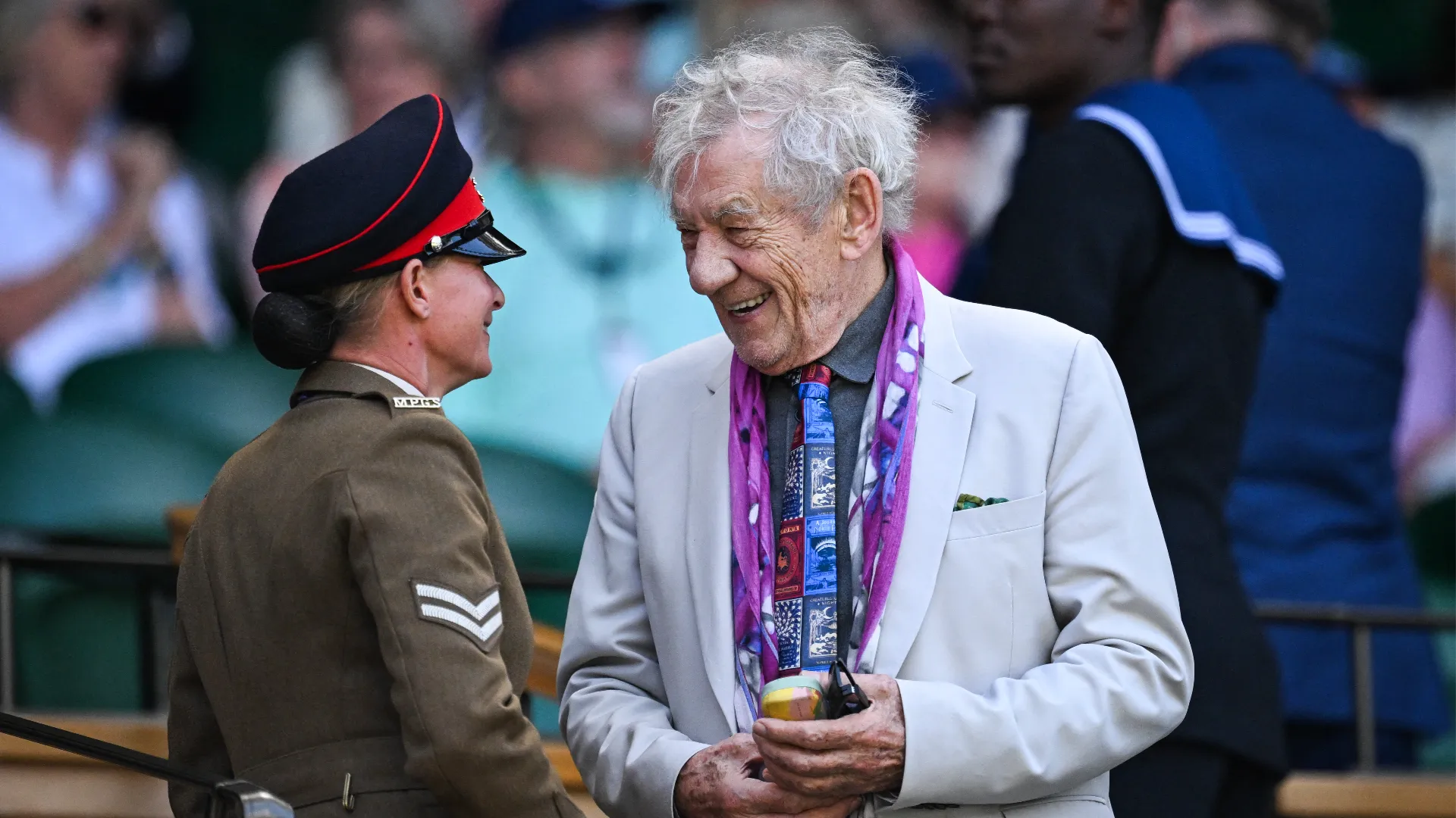 Prima di sedersi, McKellen ha scambiato qualche parola con una guardia di sicurezza
