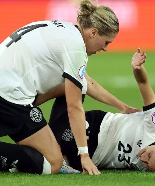 Che spavento per la calciatrice: fuori in lacrime. Foto