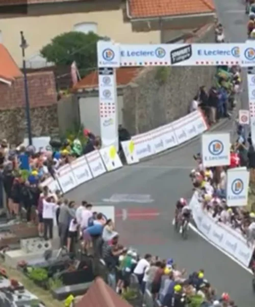 Salgono sulle tombe per una migliore visuale: vergogna al Tour de France