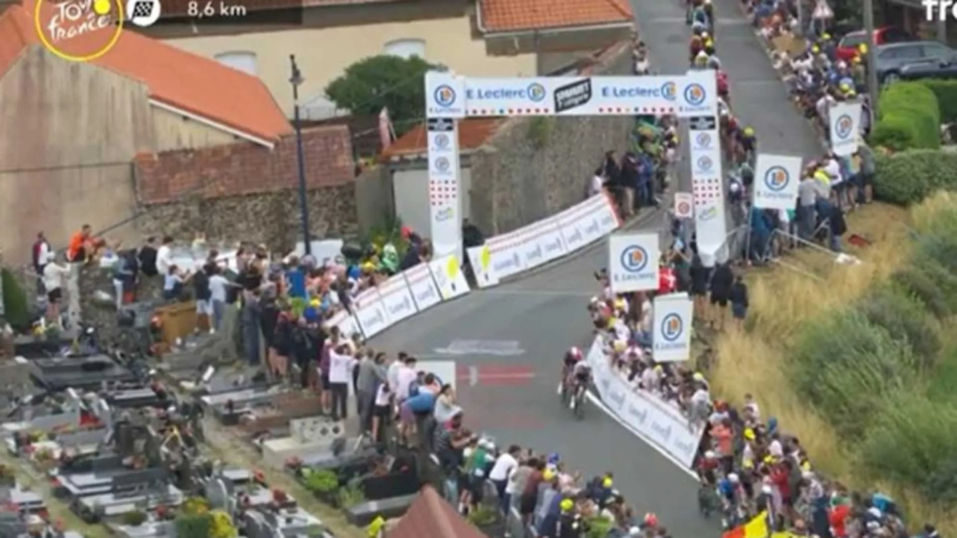Salgono sulle tombe per una migliore visuale: vergogna al Tour de France
