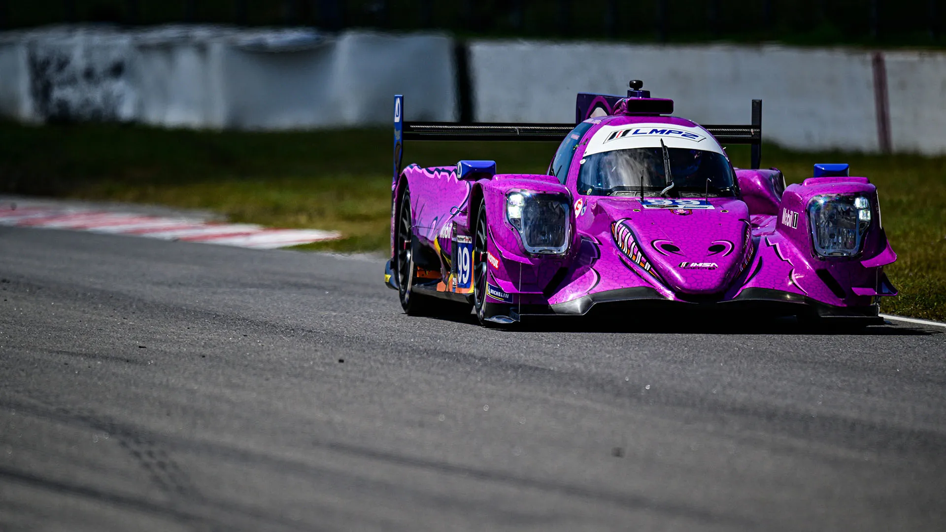 Si tratta di una ORECA 07 LMP2, classe usata nelle gare di durata, riservata a prototipi costruiti per l'endurance
